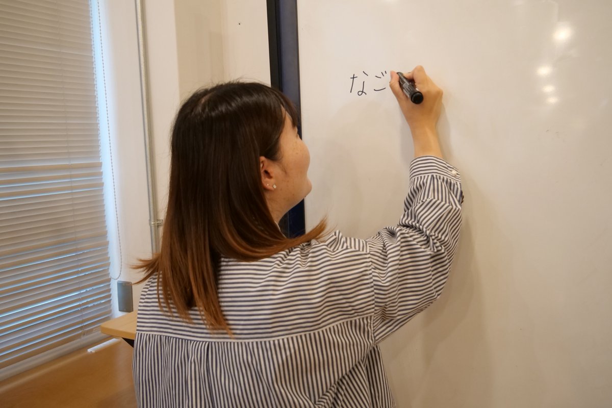 ホワイトボードに書き出しながら企画を考える高木さん